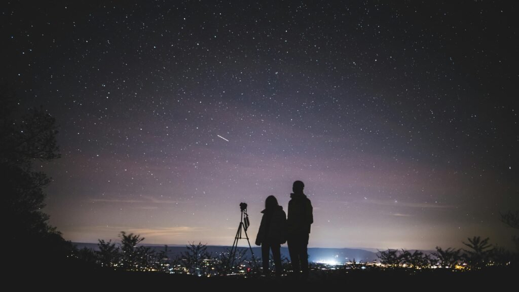 labor day weekend ideas for couples - a couple star gazing